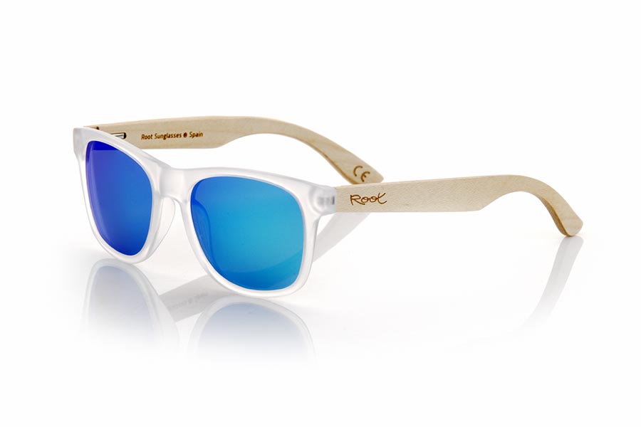 Gafas de Madera Natural de Arce LESTER. Si estás buscando unas gafas de sol clásicas y versátiles, el modelo LESTER es perfecto para ti. Con una montura transparente mate y varillas de madera de ARCE natural, estas gafas tienen un diseño unisex que se adapta a cualquier estilo. La montura es muy ligera y resistente, y está disponible en una amplia variedad de lentes sólidas y espejadas. Además, sus lentes polarizadas te ofrecen una protección total contra los rayos UV. Con las gafas LESTER estarás siempre a la moda y protegido del sol. Medida Frontal 147x49mm Caibre 54 Venta al Por Mayor y Detalle | Root Sunglasses® 